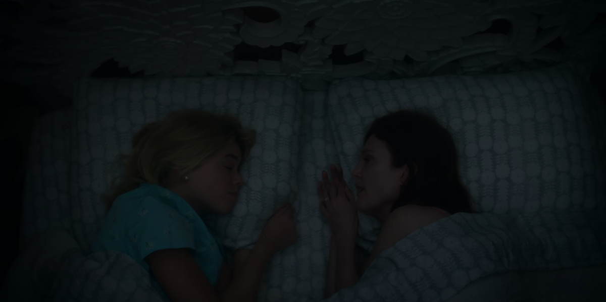 Kiki and Simone in bed together in Sirens